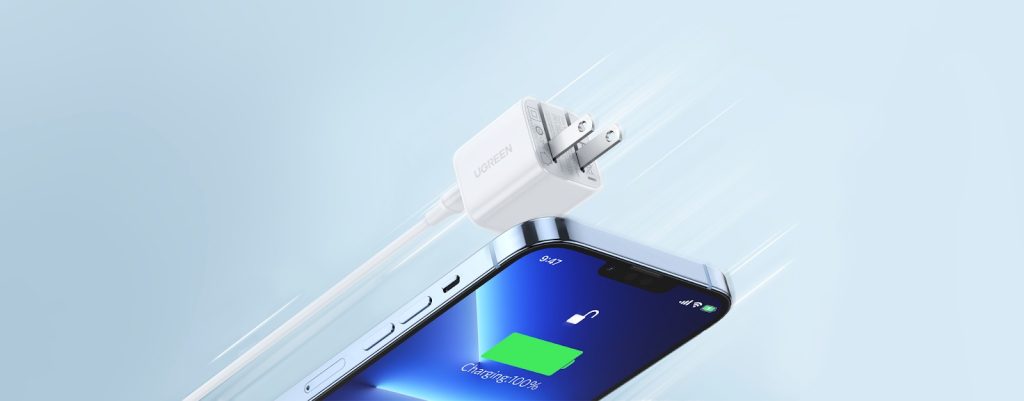 Smartphone en charge avec câble USB-C rapide UGREEN connecté à chargeur mural blanc affichant indicateur de batterie vert