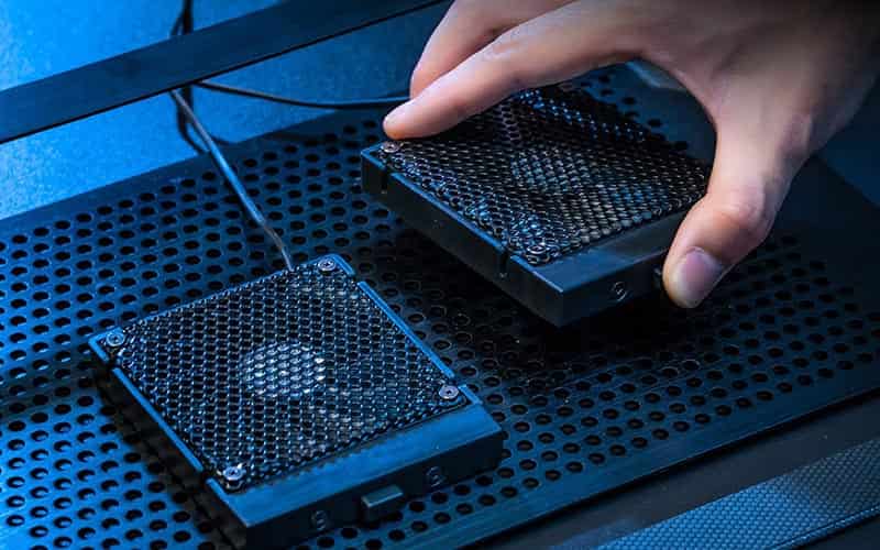 Des ventilateurs amovibles de Cooler Master NotePal sur un support de refroidissement pour ordinateur portable.