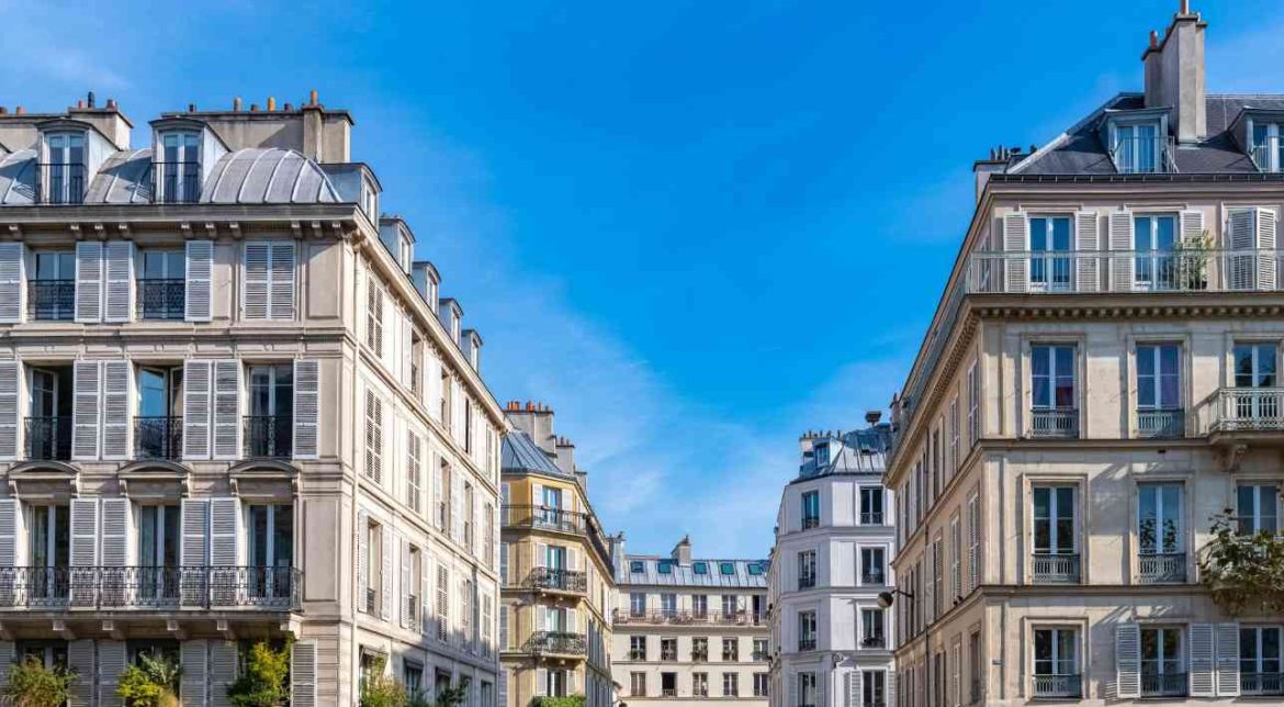 Immeubles haussmanniens sous un ciel bleu illustrant l'évolution du Prix m2 en France.
